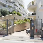 Cannes Maria Yourhosthelper